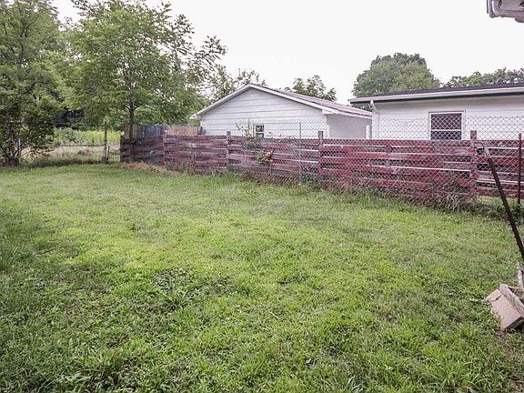 4th image of 1001 N Twyckenham Dr
