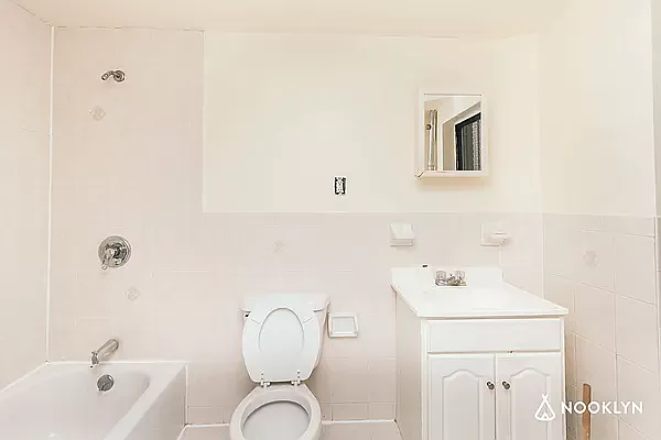 318 Hart St #3 — Photo 5