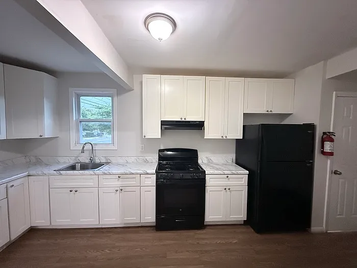 10 bed, 2.0 bath, 2201 sqft, $3,495 — Photo 3