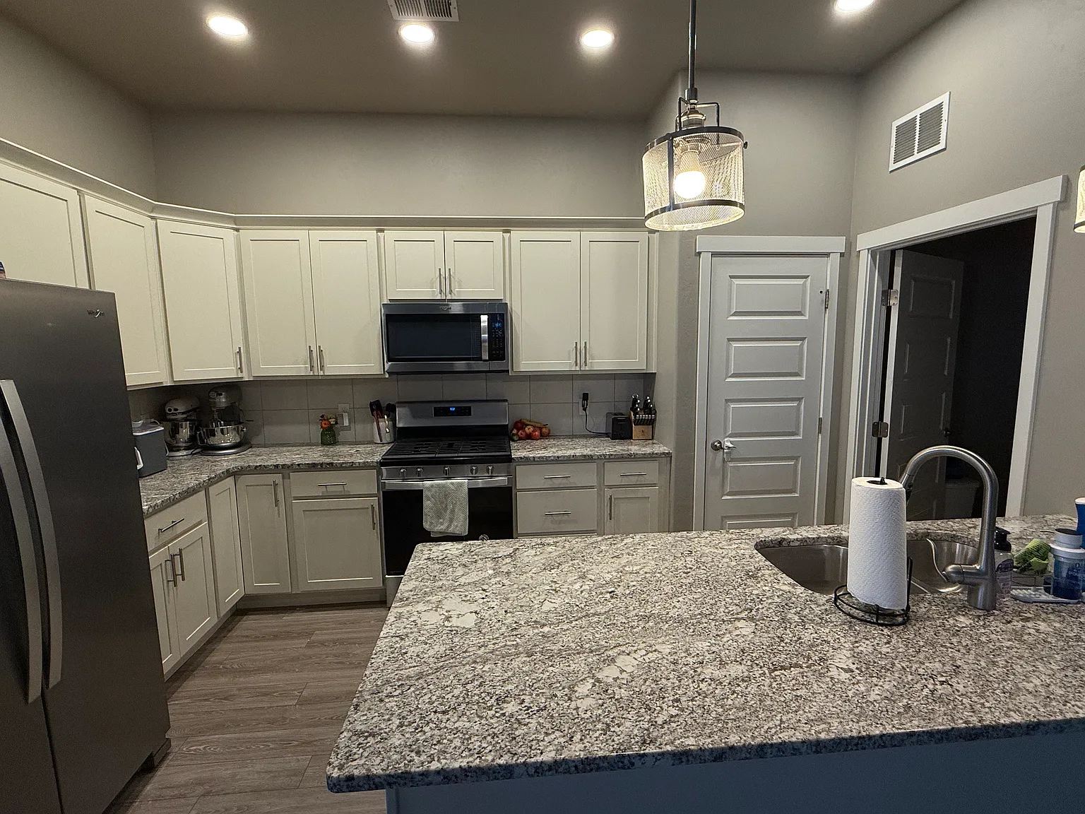 3 bed, 1643 sqft, $2,500 — Photo 4