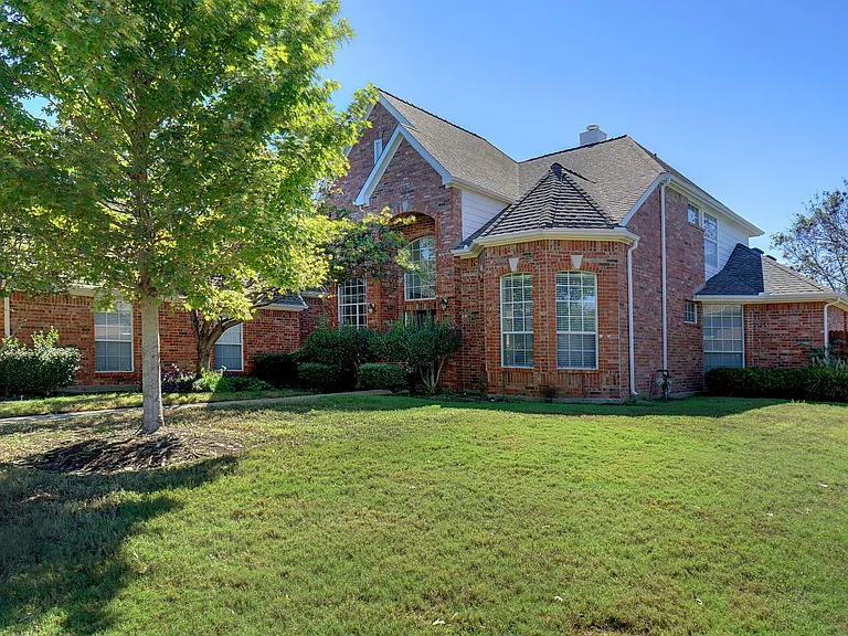 1307 Normandy Dr — Photo 2