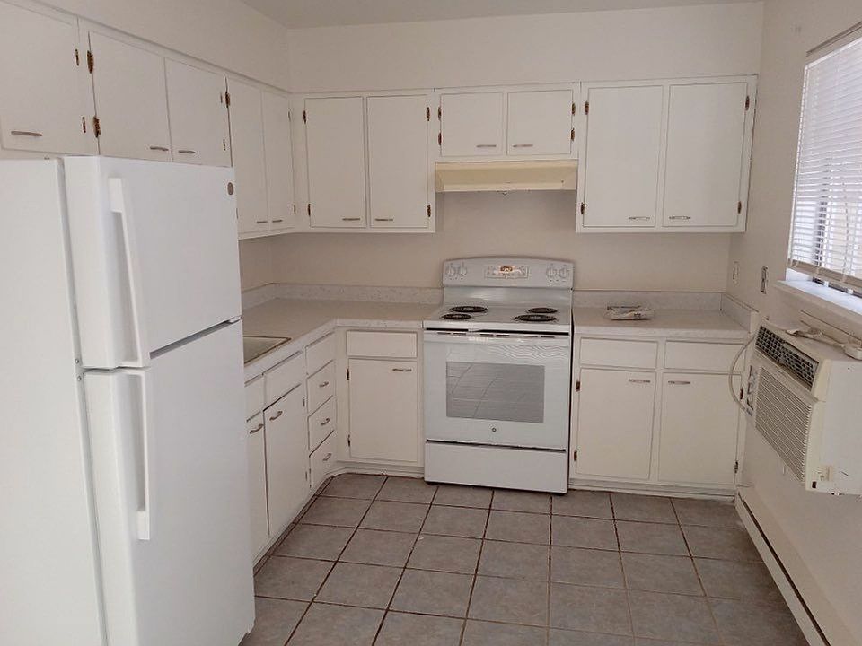 1st image of 909 Carlisle Blvd SE #D