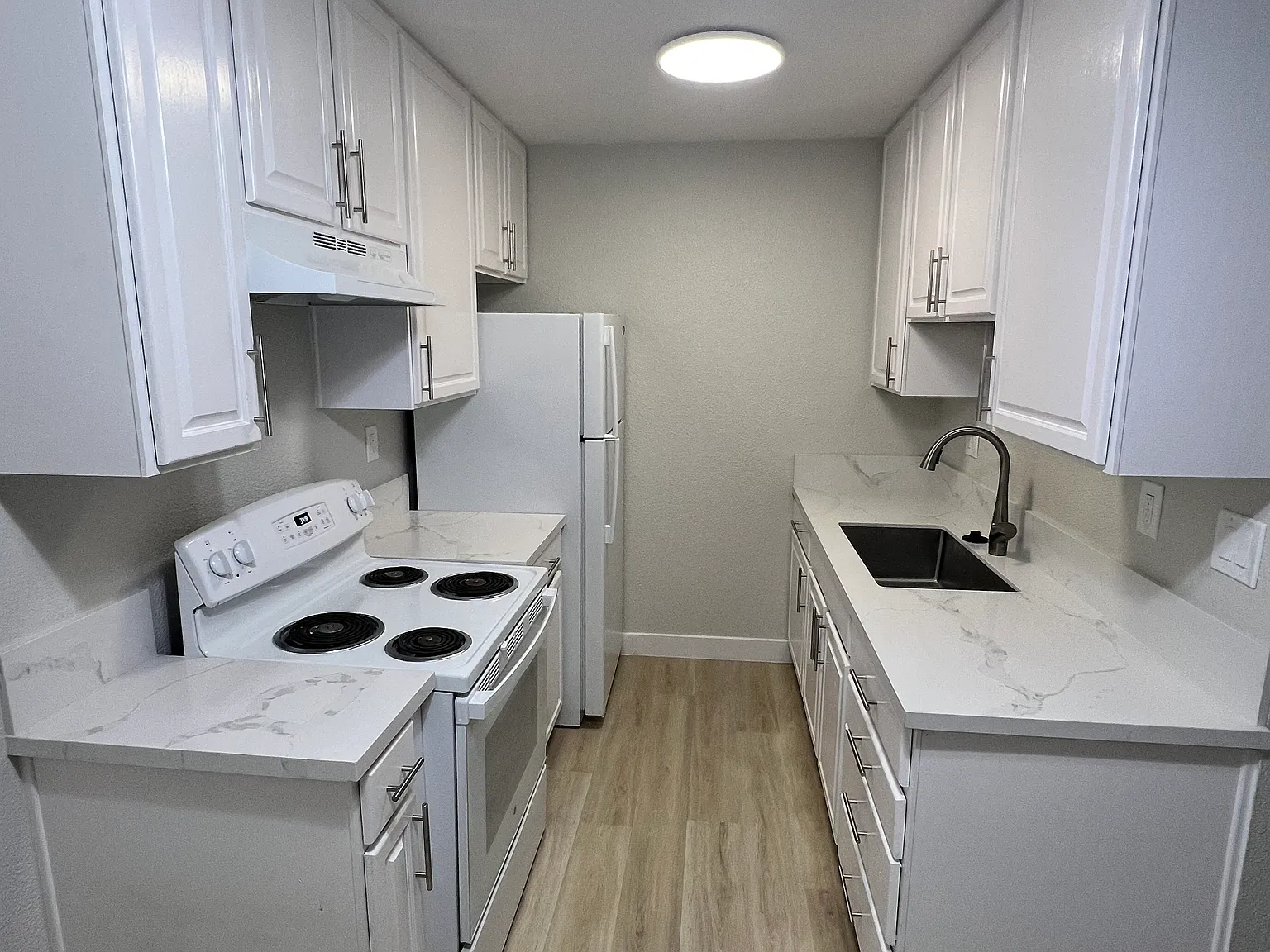 2 bed, 850 sqft, $2,400 — Photo 2