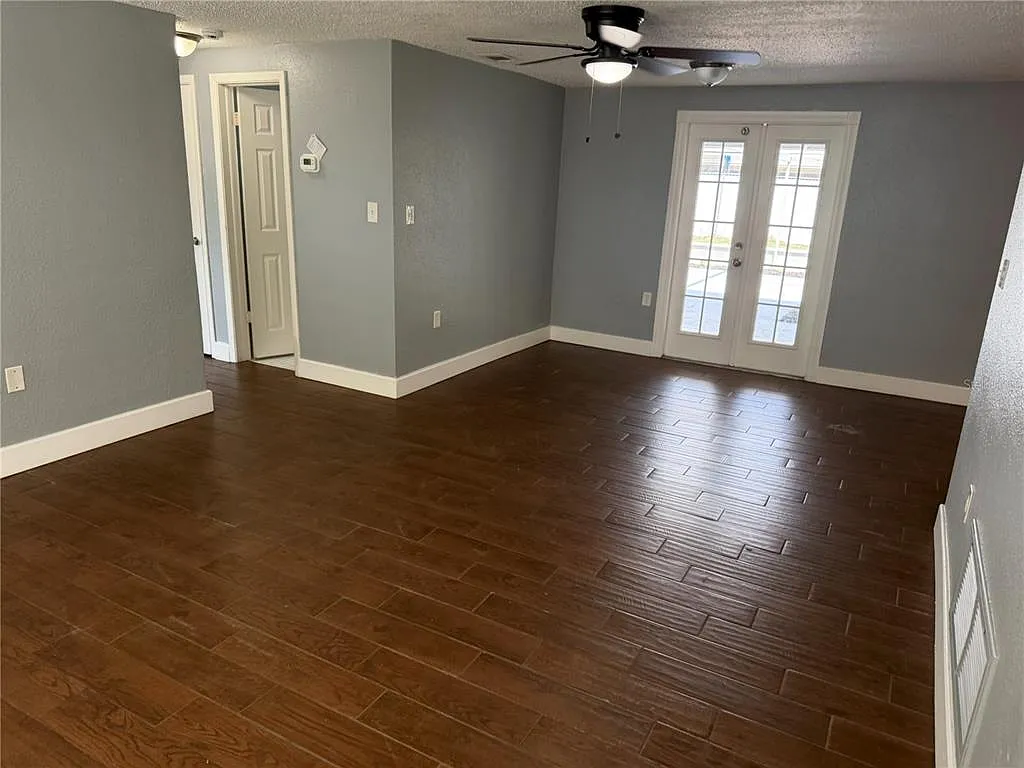 3 bed, 2.0 bath, 1006 sqft, $1,600 — Photo 3