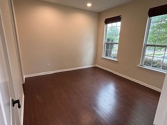 3rd image of 180 Silverspring Pl