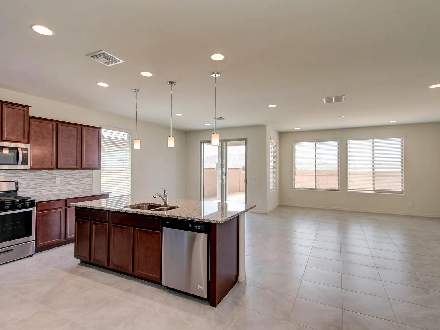 3 bed, 1985 sqft, $2,195 — Photo 4