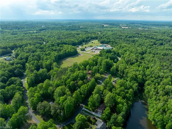 281 Lakeview Rd, Mocksville, NC 27028