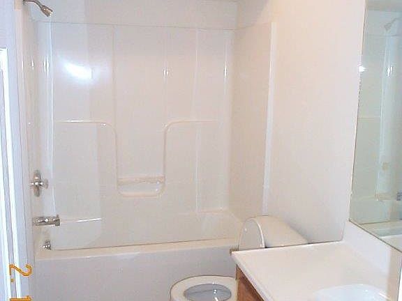 Full bath dn connect to hall & room