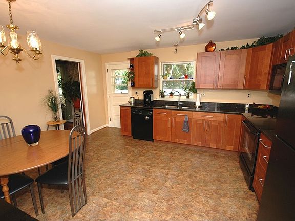 Gorgeous updated eat in kitchen