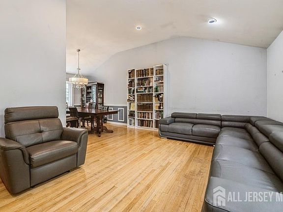 4th image of 28 Price Dr