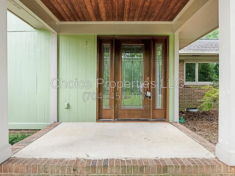 1174 Robinhood Cir — Photo 2