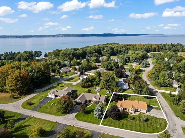 3947 Haven Hill Ln, Williamsburg, MI 49690