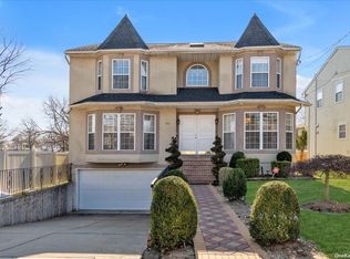 254 Center St, Williston Park, NY 11596