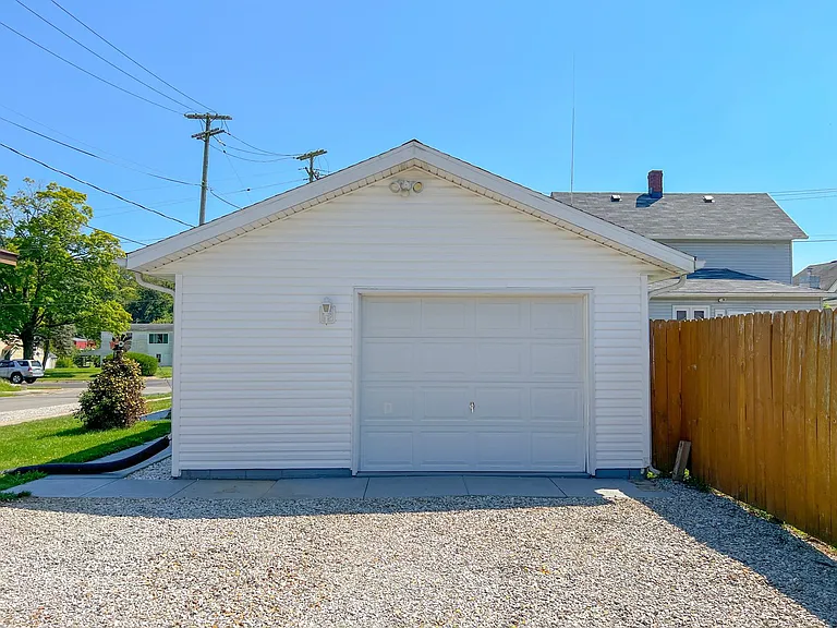 681 Maple Ave — Photo 13