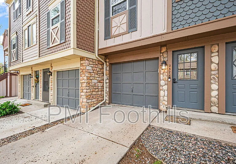 2578 E Nichols Cir — Photo 2