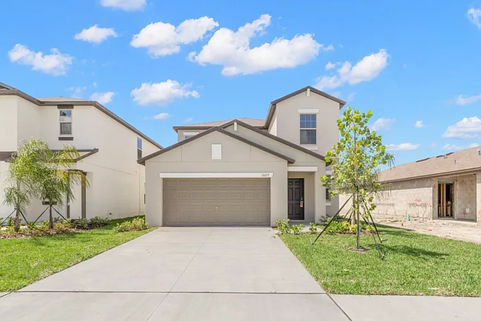 5 bed, 2.5 bath, 2389 sqft, $2,550 — Photo 2