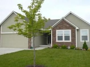 309 S Whilshire Dr, Tonganoxie, KS 66086