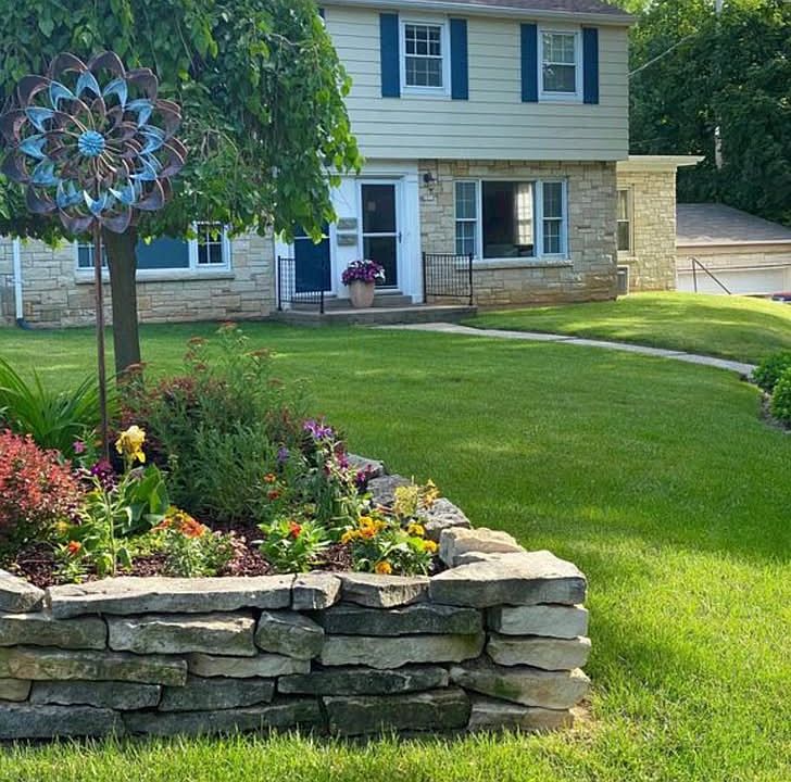 Beautiful side-by-side duplex!
Lawn maintenance & snow removal included.