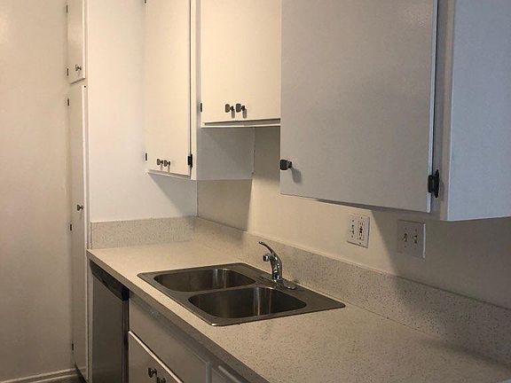 4th image of 1435 S Bundy Dr #3