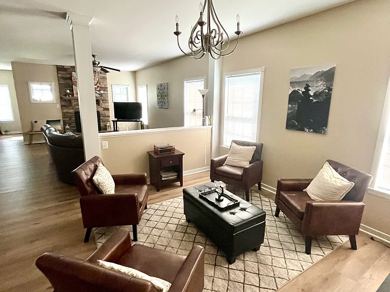 Entertain/Conversation/ bar room