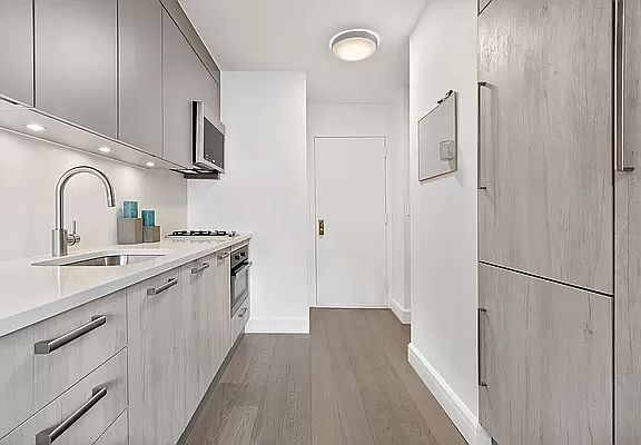 3rd image of 100 W 93rd St APT 6D