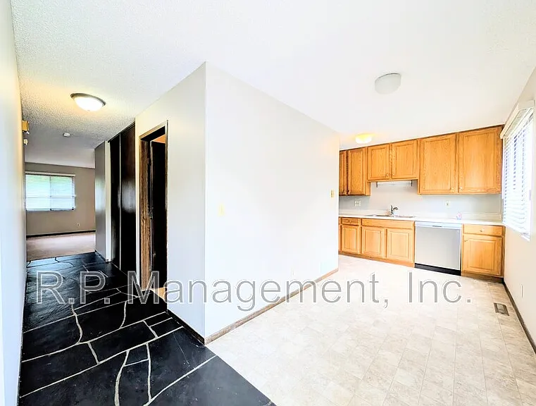170 Wentworth Ave W #E — Photo 11