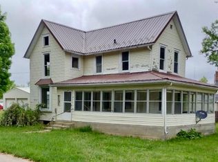 202 W 4th St, Leaf River, IL 61047