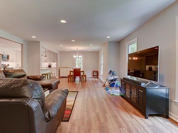 5th image of 43 Federal Hill Dr