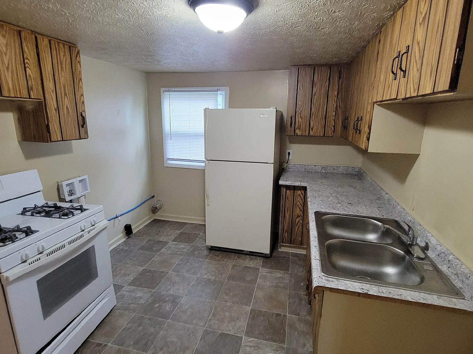 2 bed, 1.0 bath, $995 — Photo 2