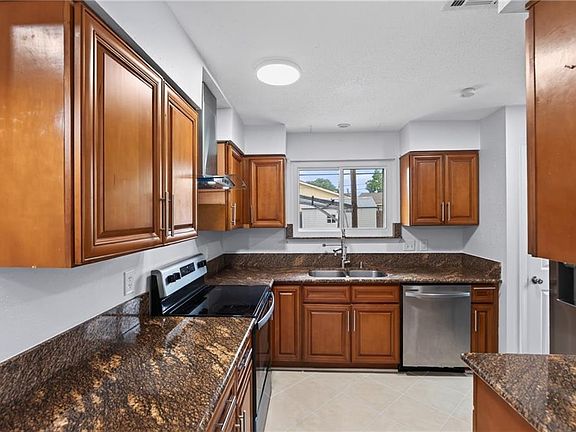 5th image of 1924 Hampton Dr