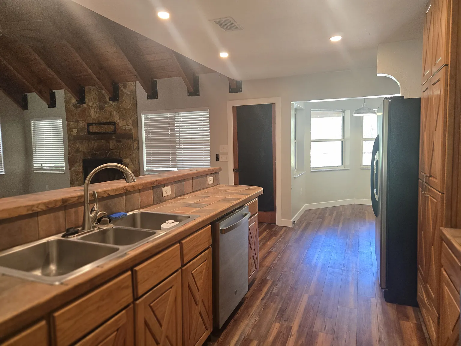 4 bed, 1926 sqft, $2,500 — Photo 2