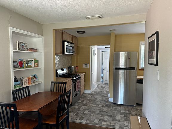 4th image of 1054 Leyden St