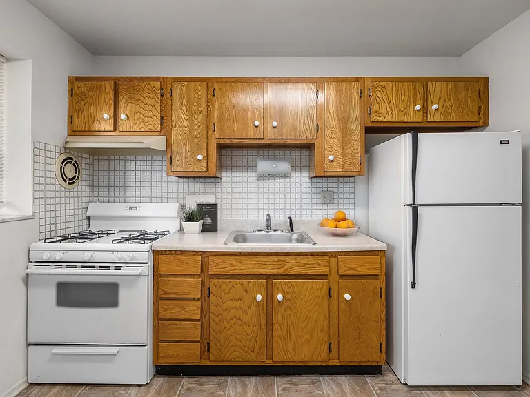 Leslie Lane Apartments — Photo 9