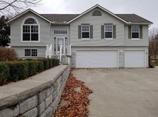 312 S Monroe St, Raymore, MO 64083