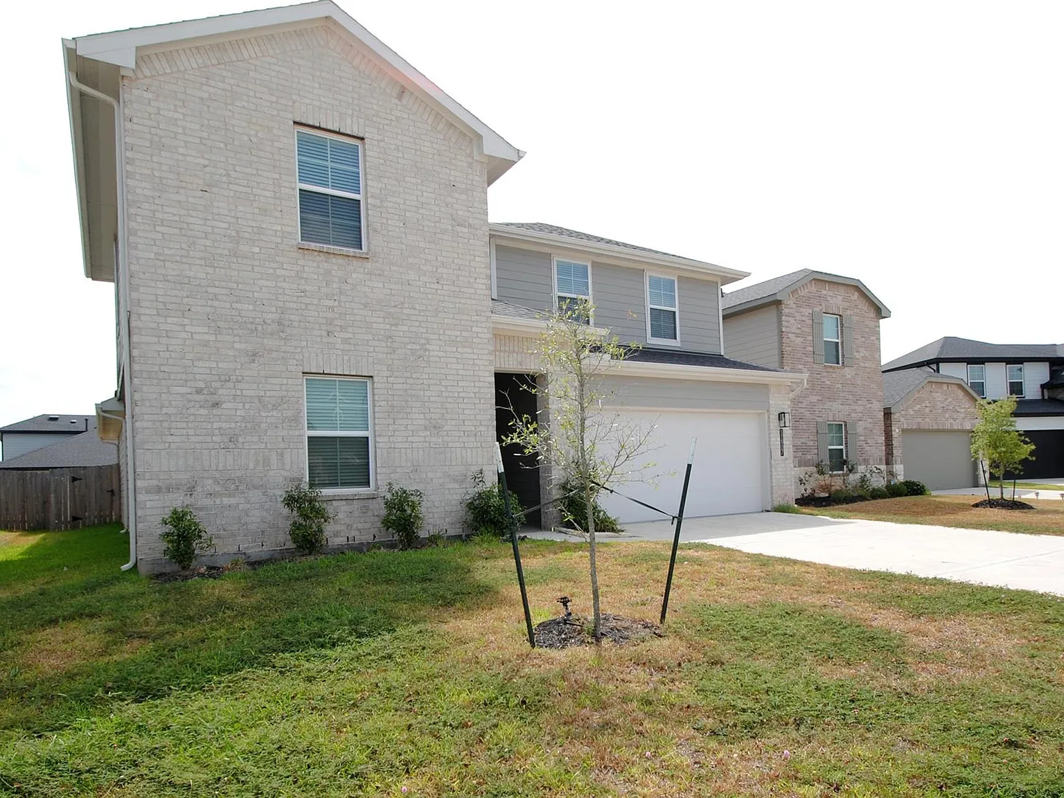 4 bed, 3.0 bath, 2496 sqft, $2,249 — Photo 3