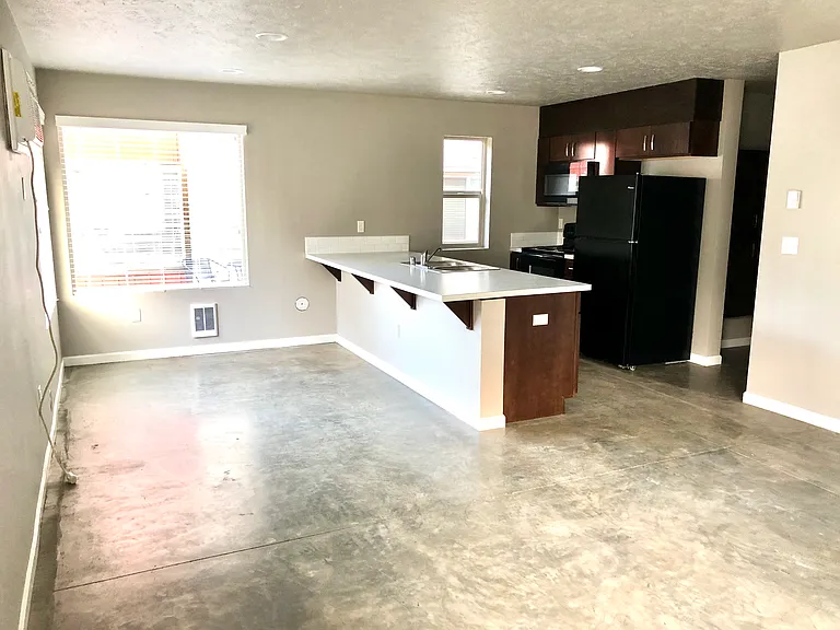 515 W 5th St — Photo 13