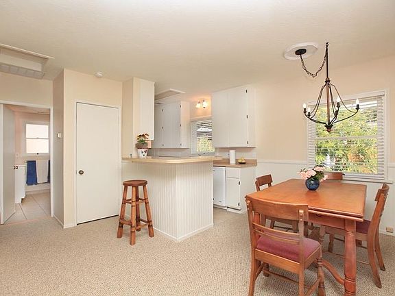4th image of 112 E Oak St