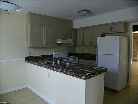 3rd image of 337 D E Montcastle Dr