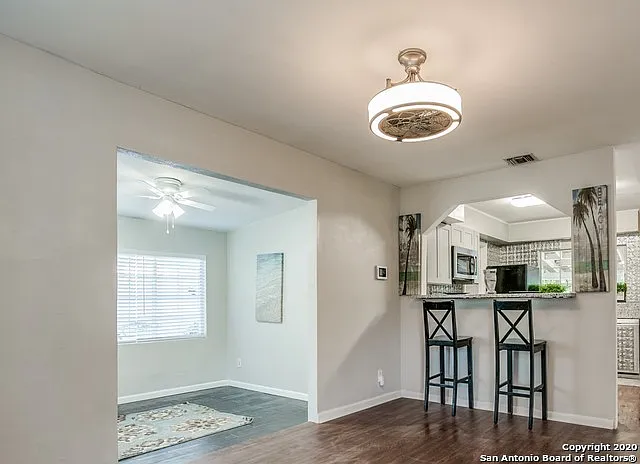 207 Middlebury Dr — Photo 4