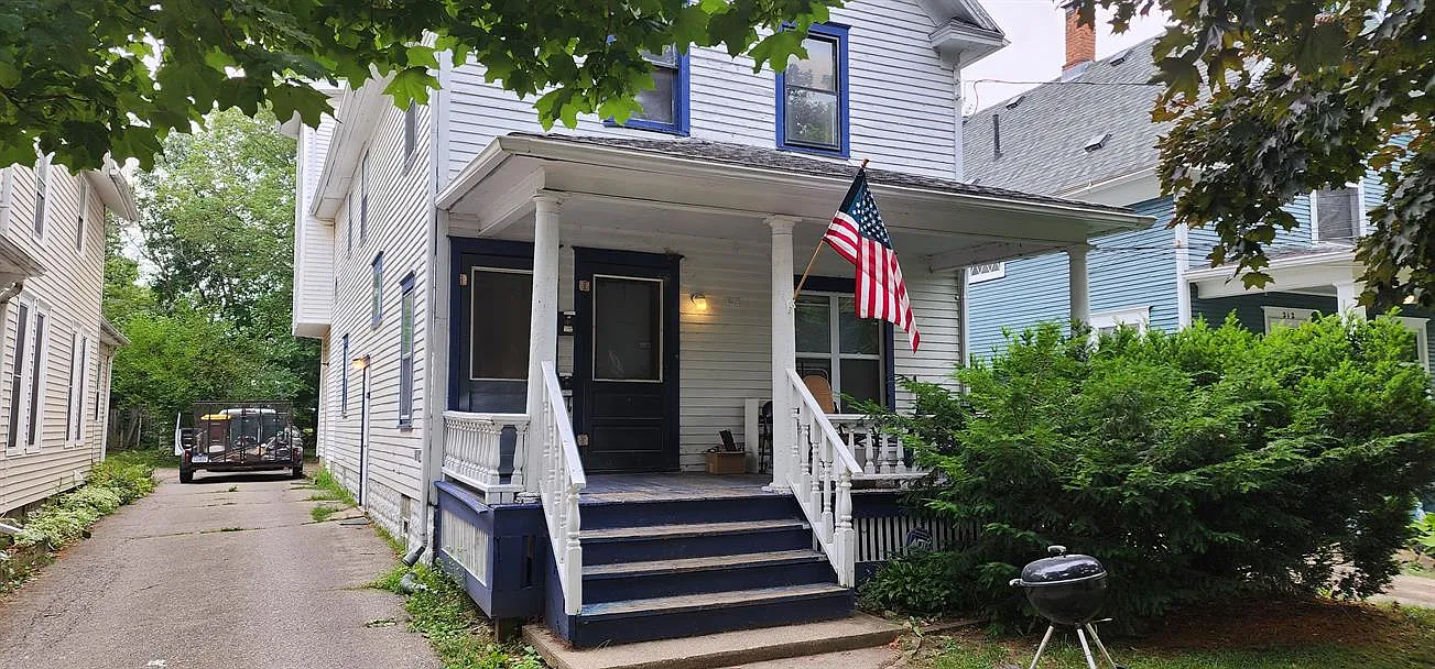 3 bed, 825 sqft, $1,495 — Photo 1