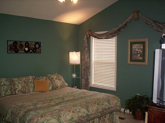 Master Bedroom w/ vaulted ceiling