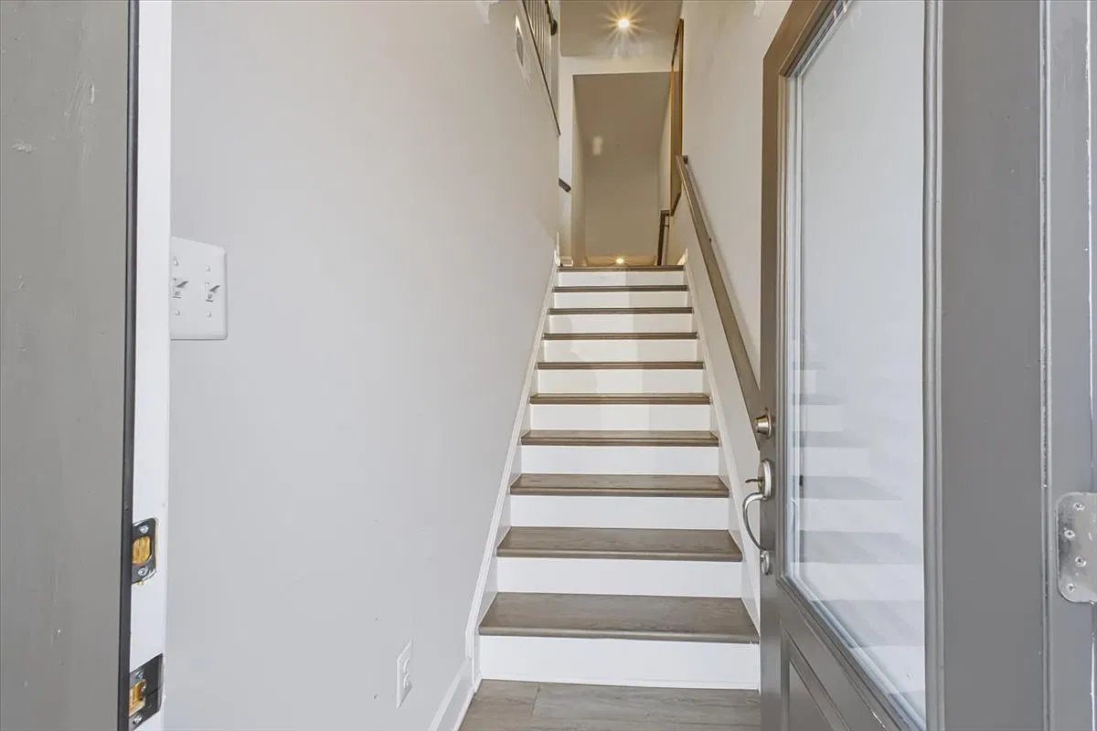 4 bed, 4.5 bath, 2200 sqft, $3,895 — Photo 2