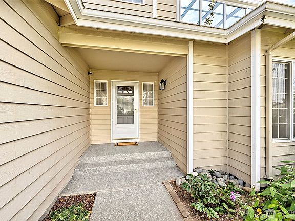 3rd image of 637 Washington Place SW