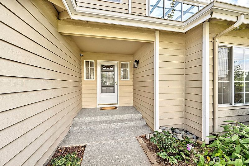3rd image of 637 Washington Place SW
