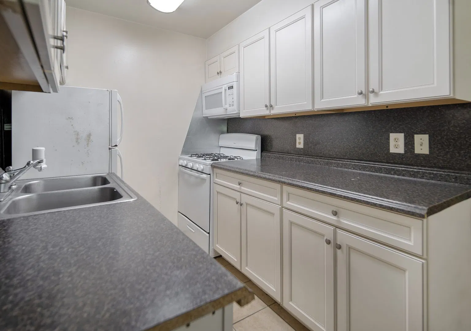 211 Linden Ave — Photo 2