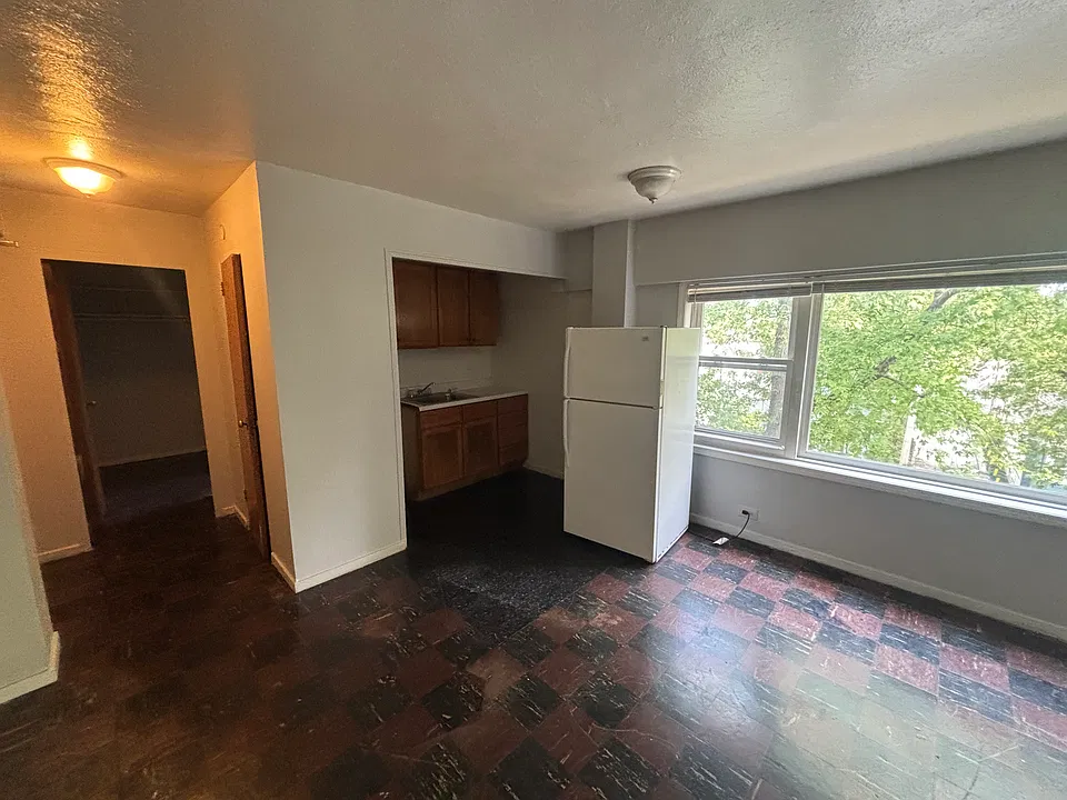 7327 N Rogers Ave #410