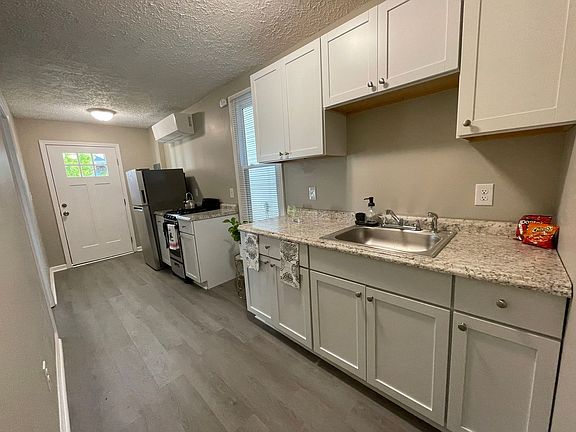 4th image of 186 E Loudon Ave #1