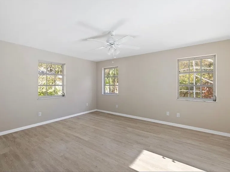 835 Royal Palm Pl — Photo 15