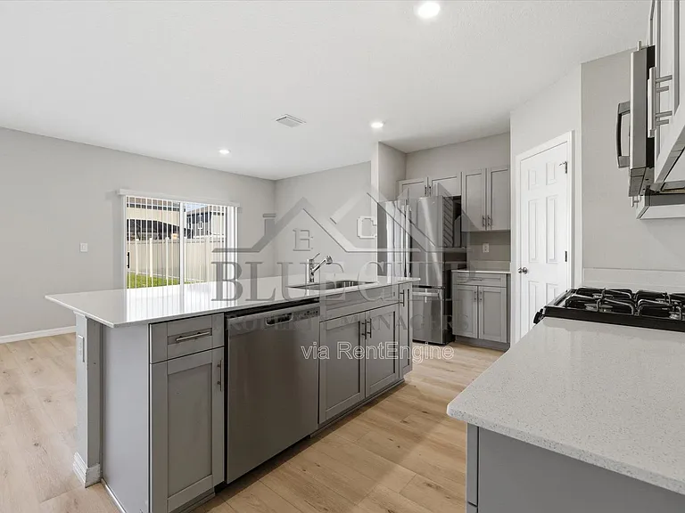 12937 Camarillo Pl — Photo 15