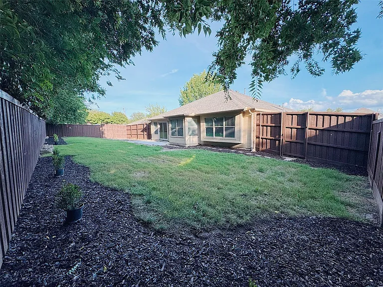 7504 Shasta Dr — Photo 23
